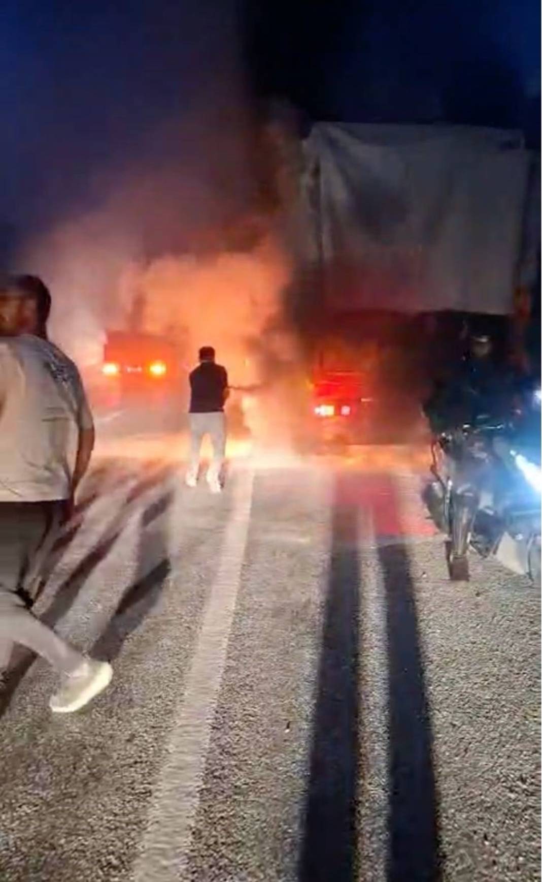 Konya-Antalya yolunda kamyon yandı! 2